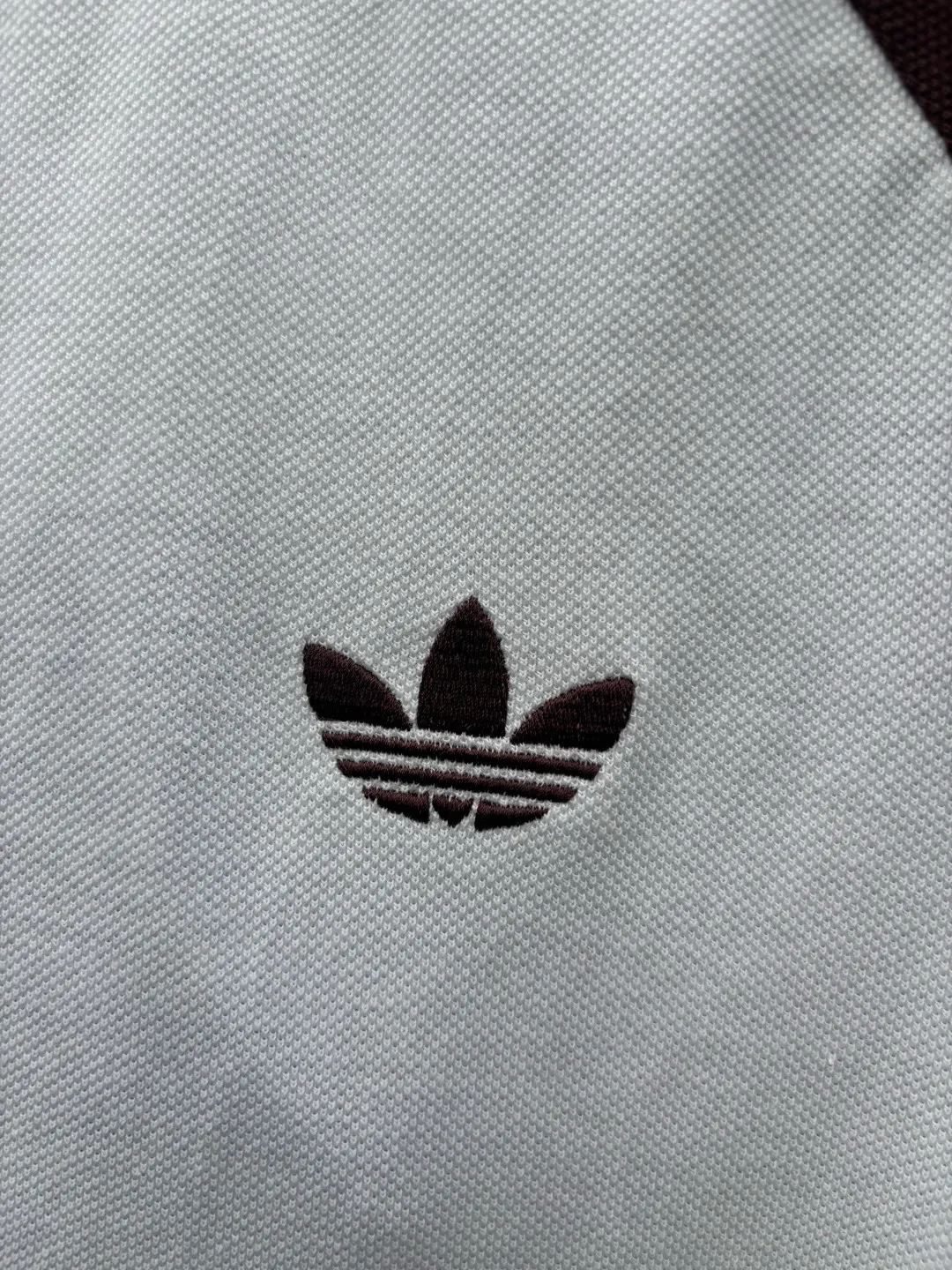 𝟬𝟱𝟬𝟰𝟯# Exclusive real shot/difference between various stolen pictures and online picture versions on the market [𝗔𝗗𝗜𝗗𝗔𝗦 Adidas Clover Classic Raglan Round Neck Couple Style Short Sleeves]👭Who knows! I was very impressed by these two pieces from Adidas ✨Classic raglan sleeves + three stripes on the side, directly welding the 𝟵𝟬𝘀American Retro on the body. ✅Full set of 1:1 customized accessories ➕Customized three-label ➕𝗬𝘂𝗮𝗻 version hang tag ➕𝗹𝗼𝗴𝗼 packaging bag 🔥 ➕Scan the QR code of the tag to enter the official website. ✅The top Original version, ins Xiaohongshu, Kuaishou, and many bloggers wear it. ▫️[Comfortable fabric] Selected pique fabric, skin-friendly and breathable, the upper body is soft and not sweaty, and there is no burden for daily wear ▫️[Versatile is not optional] Light Blue/Khaki are available in two colors. The raglan sleeves hide the flesh and make you look slimmer. You don’t have to choose your body shape or the outfit. It looks good when worn alone. It’s a couple style with eyes closed. ▫️[Full of details] Neat routing, fine workmanship, and clover-leaf prairie texture. It can be worn for daily commuting, going out on the street, and doing sports. ✅The soft and glutinous front-shoulder version hides the flesh to make you look slimmer without picking up your figure. The small label on the chest is low-key and textured/super feeling. I really want every piece𝗮𝗹𝗹𝗶𝗻! Size: 𝗦～𝗫𝗫𝗟 Color: Light Blue Khaki